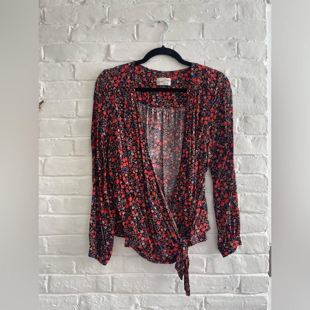 Universal Thread. Wrap front top.